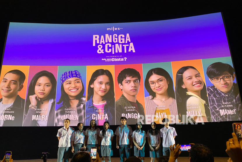 Para pemain film Rangga & Cinta saat konferensi pers di Jakarta pada Jumat (28/2/2025). Ini merupakan film remake Ada Apa Dengan Cinta (AADC) dalam versi musikal.