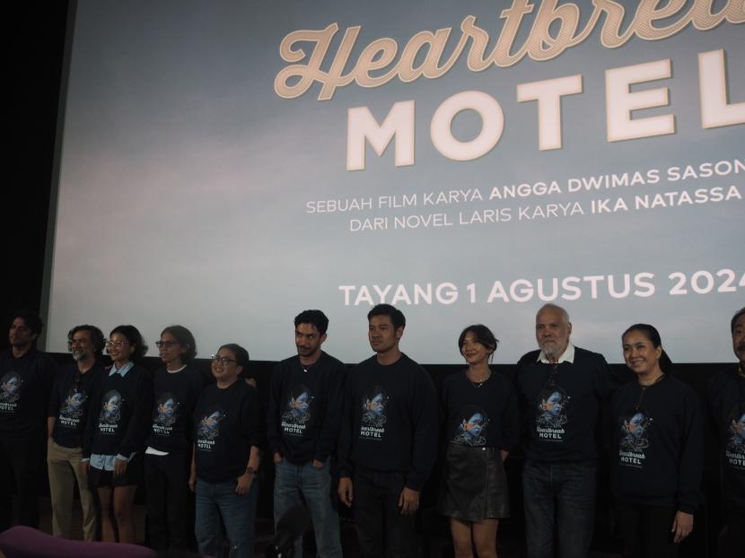 Para pemain film, sutradara, dan penulis film Heartbreak Motel saat konferensi pers di Epicentrum XXI, Jakarta, pada Jumat (28/6/2024).