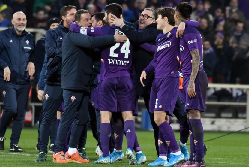 Para pemain Fiorentina merayakan keberhasilan melaju ke perempat final Coppa Italia setelah menaklukkan juara bertahan Atalanta 2-1.