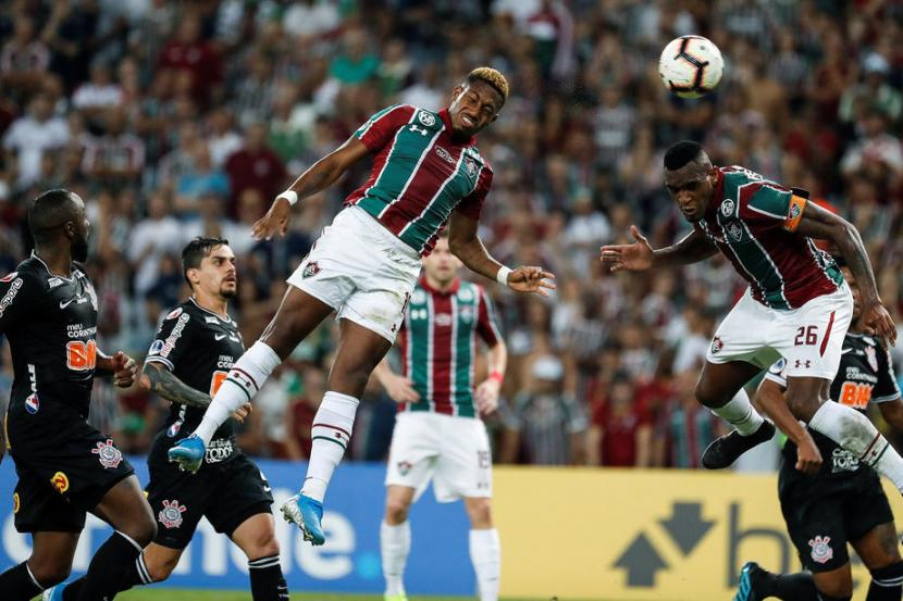 Para pemain Fluminense beraksi saat melawan Corinthians (ilustrasi). Sejumlah pemain Fluminense menolak Liga Brasil kembali bergulir pekan ini.