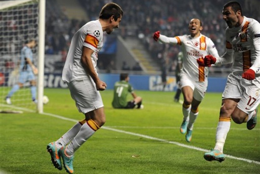Para pemain Galatasaray merayakan gol yang dicetak Aydin Yilmaz ke gawang Braga di Municipal Stadium Braga, Kamis (6/12) dini hari. Kemenangan 2-1 membawa tim Turki itu ke 16 besar Liga Champions.
