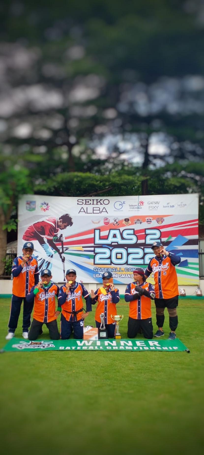 Para pemain gateball tengah memegang trophy di kejuraan Gateball yang diselenggarakan oleh berbagai alumni SMA di Bandung.