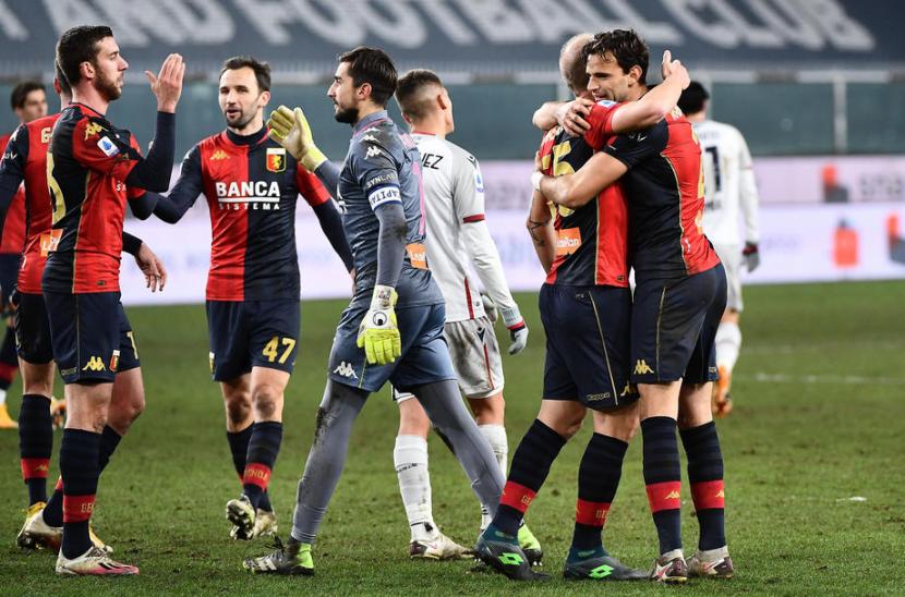 Para pemain Genoa merayakan kemenangan 2-0 atas Bologna pada laga lanjutan Serie A di Stadion Luigi Ferraris, Ahad (10/1) dini hari WIB.