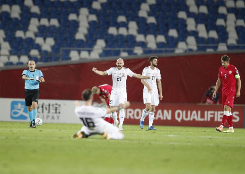 Para pemain Georgia (putih) merayakan keberhasilan lolos ke final play-off Euro 2020 Jalur D setelah mengalahkan Belarusia 1-0.