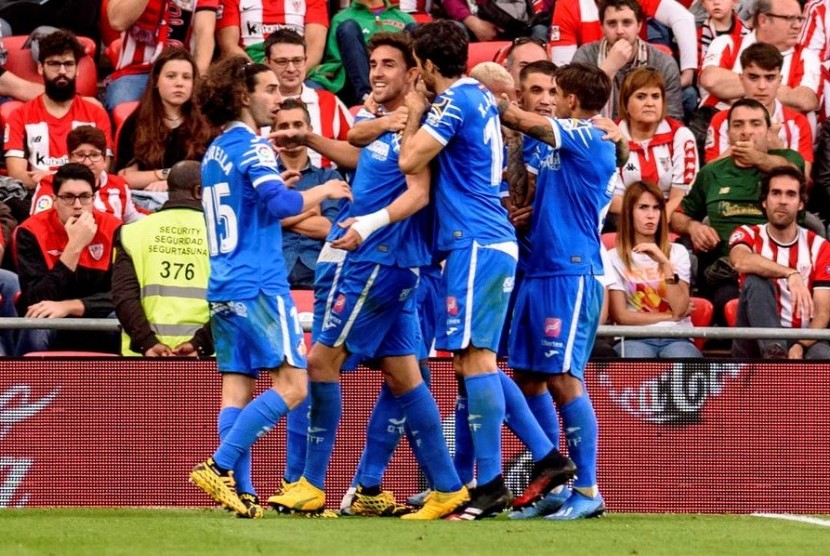 Para pemain Getafe merayakan gol Jaime Mata (kedua dari kiri) ke gawang Athletic Bilbao pada laga lanjutan La Liga, Ahad (2/2).