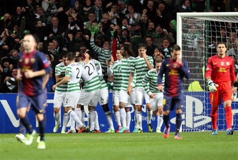 Para pemain Glasgow Celtic merayakan gol yang dicetak Patrick Wanyama ke gawang Barcelona. Laga Liga Champions Grup G yang berlangsung di Celtic Park itu berakhir untuk kemenangan Celtic 2-1.