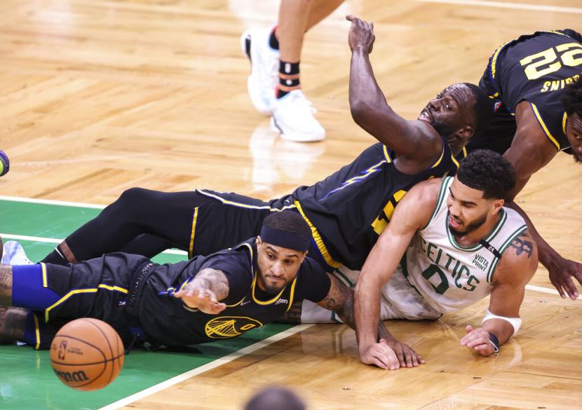 Para pemain Golden State Warriors berjibaku dengan pemain Boston Celtics Jayson Tatum (kostum putih) dalam laga ketiga final NBA 2022 di Boston, Kamis (9/6/2022) pagi WIB.