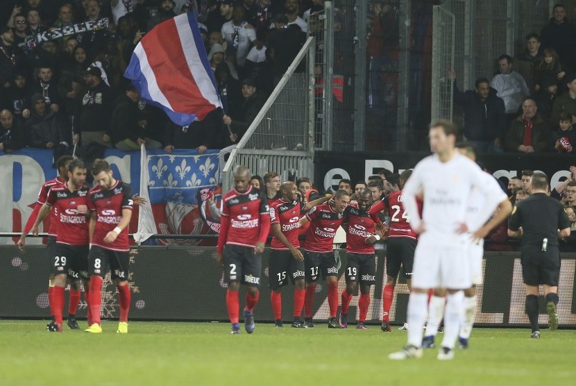 Para pemain Guingamp merayakan gol ke gawang Paris Saint-Germain (PSG) pada laga Ligue 1 di stadion Roudourou, Sabtu (17/12). PSG kalah 1-2.
