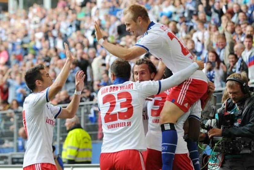 Para pemain Hamburg SV melakukan selebrasi.