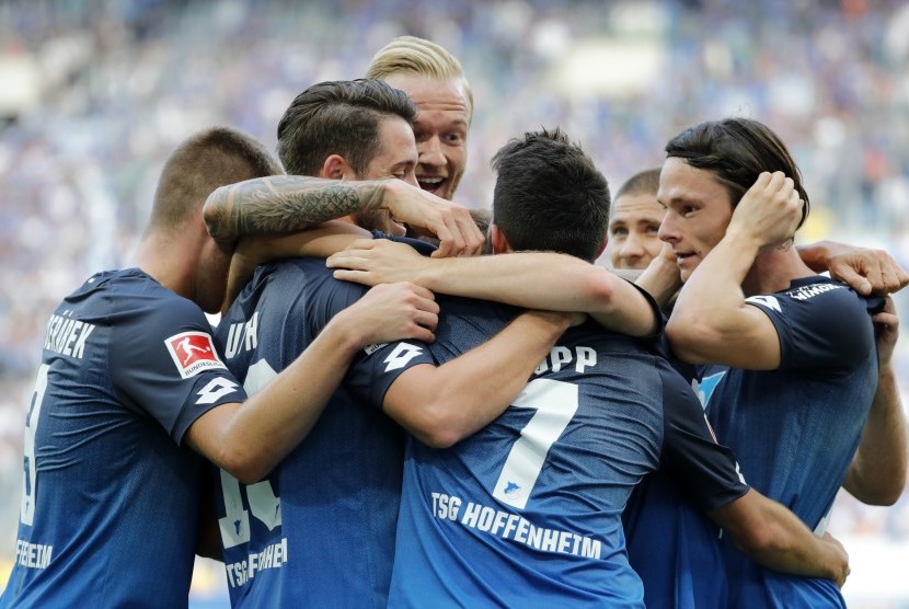 Para pemain Hoffenheim merayakan gol pada laga Bundesliga lawan Schalke 04 di Sinsheim, Sabtu (23/9). Hoffenheim menang 2-0.
