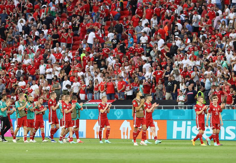Para pemain Hungaria bertepuk tangan kepada para penggemar setelah pertandingan sepak bola babak penyisihan Grup F Euro 2020 antara Hungaria dan Portugal di Budapest, Hungaria, 15 Juni 2021.