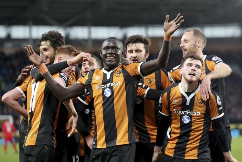 Para pemain Hull City merayakan gol Oumar Niasee (tengah) ke gawang Liverpool pada laga Liga Primer di stadion KCOM, Sabtu (4/2). Hull menang 2-0.