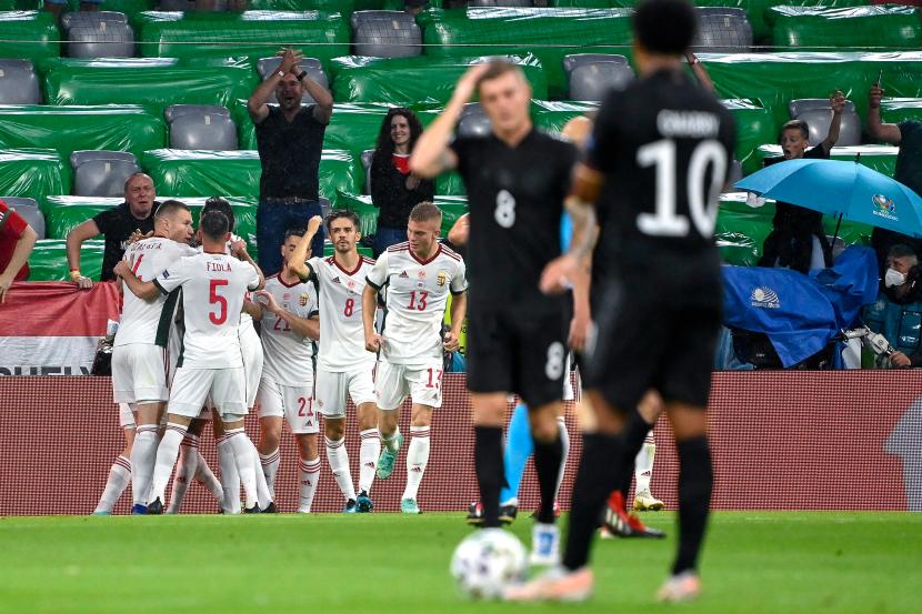 Para pemain Hungaria merayakan gol ke gawang Jerman pada pertandingan ketiga Grup F Euro 2020 di Stadion Allianz Arena, Kamis (24/6) dini hari WIB.