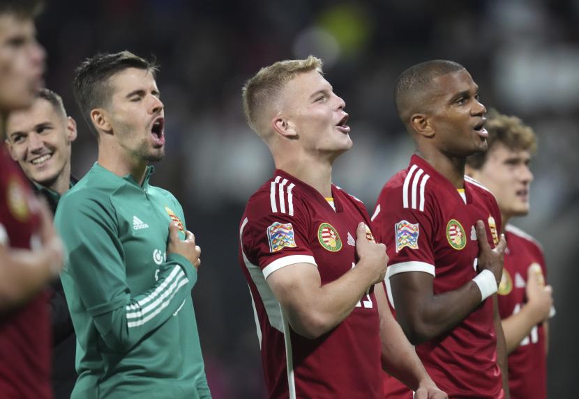  Para pemain Hungaria merayakan kemenangan mereka dalam pertandingan sepak bola UEFA Nations League antara Hungaria dan Jerman di Red Bull Arena di Leipzig, Jerman, Jumat, 23 September 2022. 