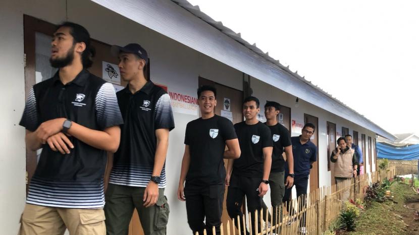 Para pemain IBL yang mengunjungi korban gempa Cianjur.