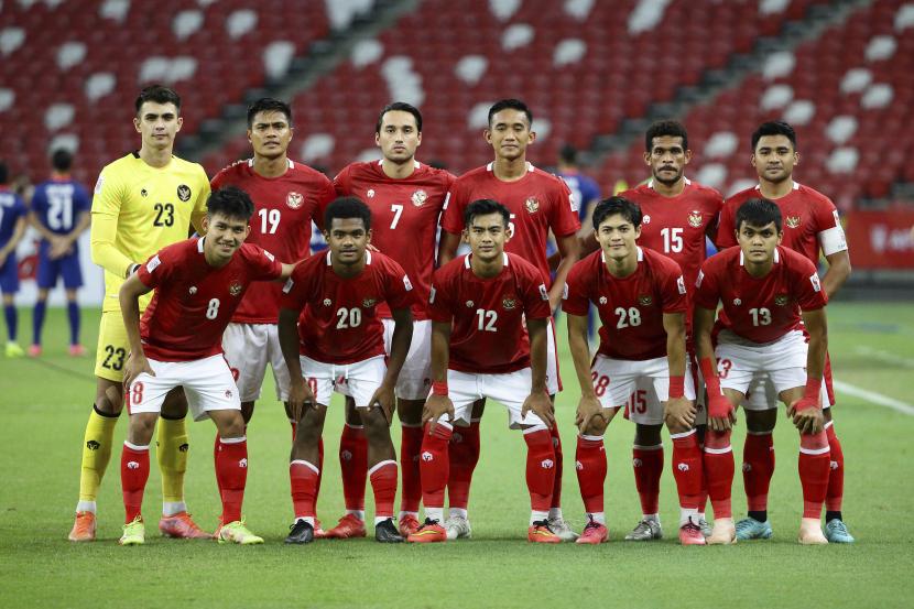Nadeo (kiri atas) dan para pemain Indonesia lainnya berfoto bersama saat pertandingan leg kedua semifinal AFF Suzuki Cup 2020 antara Indonesia dan Singapura di Singapura, Sabtu (25/12).