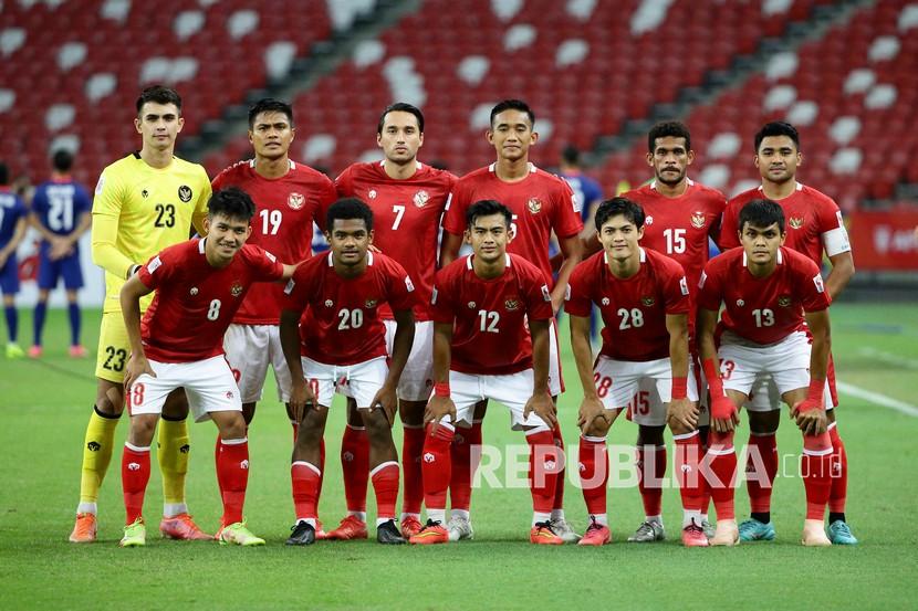 Para pemain Timnas Indonesia berfoto bersama saat pertandingan leg kedua semifinal AFF Suzuki Cup 2020 antara Indonesia dan Singapura di Singapura, Sabtu, 25 Desember 2021. 