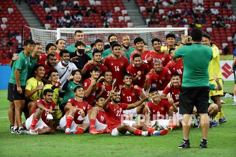 Para pemain Indonesia berfoto usai pertandingan leg kedua final AFF Suzuki Cup 2020 antara Thailand dan Indonesia di Singapura,  Sabtu (1/1/2022).