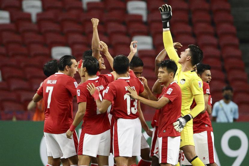 Para pemain Indonesia berkerumun di awal pertandingan leg kedua semifinal AFF Suzuki Cup 2020 antara Indonesia dan Singapura di Singapura, Sabtu, 25 Desember 2021.