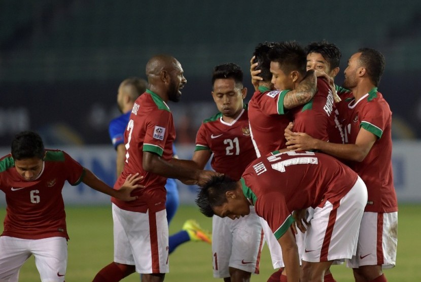 Para pemain Indonesia merayakan gol ke gawang Filipina.