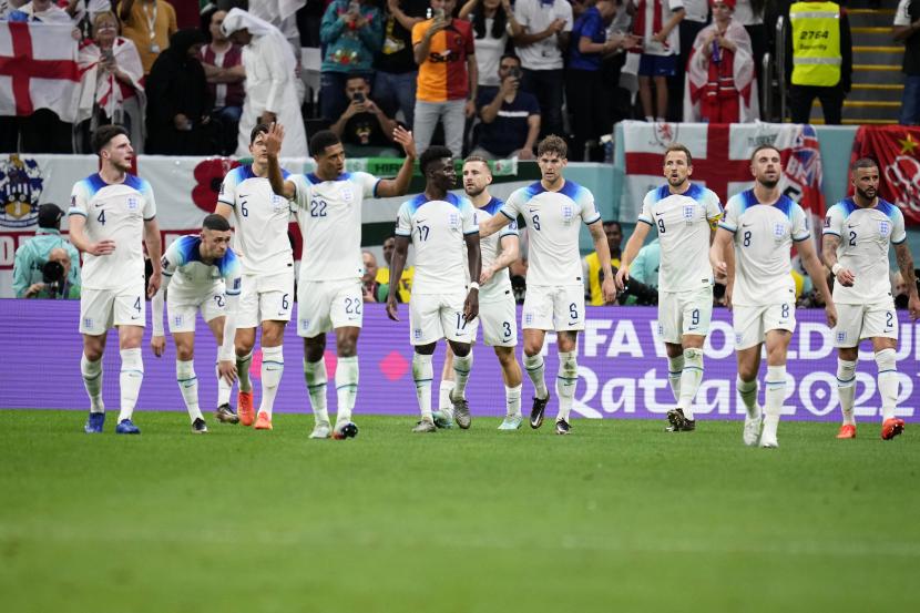 Para pemain Inggris bereaksi setelah Harry Kane, kanan ke-3, mencetak gol kedua mereka selama pertandingan sepak bola babak 16 besar Piala Dunia antara Inggris dan Senegal, di Stadion Al Bayt di Al Khor, Qatar, Ahad, 4 Desember 2022. 