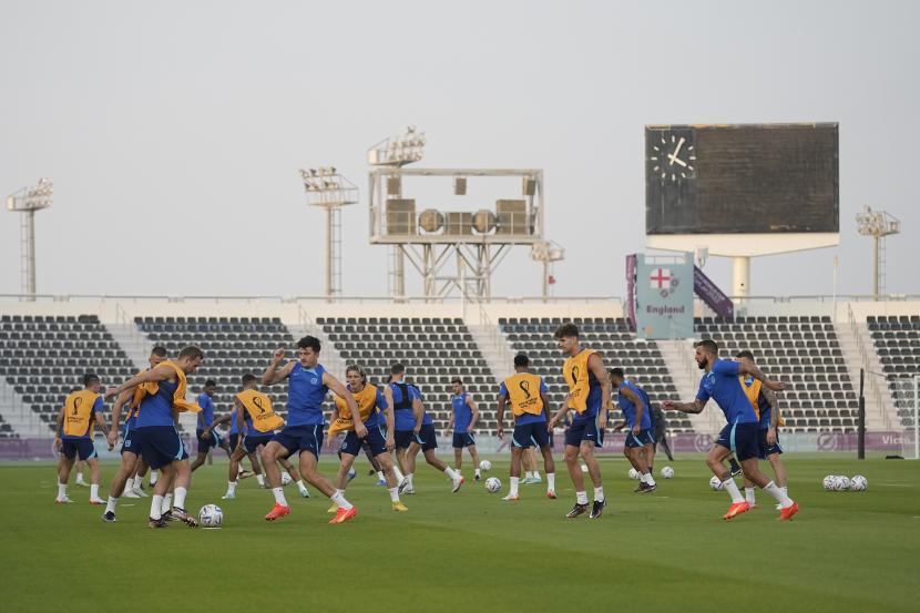 Para pemain Inggris mengikuti latihan selama latihan resmi Inggris menjelang pertandingan sepak bola Piala Dunia grup B antara Inggris dan Iran, di Kompleks Olahraga Al Wakrah, di Al Wakrah, Qatar, Ahad, 20 November 2022. 