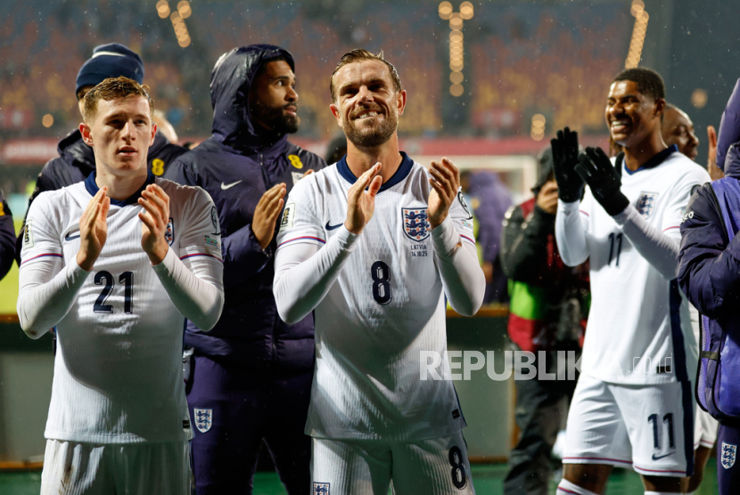 Para pemain Inggris merayakan keberhasilan lolos ke Piala Dunia 2026. 