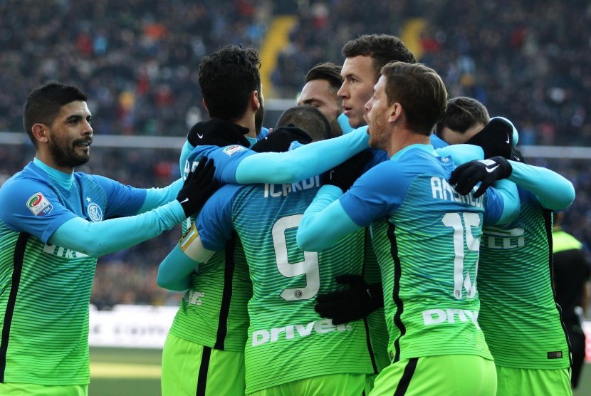 Para pemain Inter merayakan gol penyama kedudukan pada laga Serie A lawan Udinese di stadion Friuli, Ahad (8/1). Inter menang 2-1 pada laga ini.