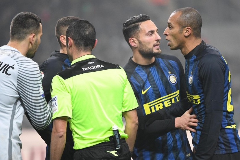 Para pemain Inter Milan berusaha memprotes kepada wasit pada laga Coppa Italia lawan Lazio di Giuseppe Meazza, Rabu (1/2) dini hari WIB. Inter kalah 1-2.