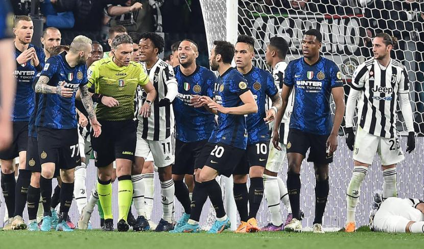 Para pemain Inter Milan dan Juventus mengerubungi wasit pada laga Serie A di Stadion Juventus, Senin (4/4/2022) dini hari WIB. Laga berakhir 1-0 untuk kemenangan Inter.