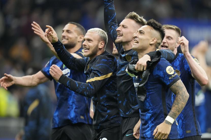 Para pemain Inter Milan melakukan selebrasi usai laga semifinal Piala Italia, leg kedua, pertandingan sepak bola antara Inter Milan dan AC Milan, di stadion San Siro, di Milan, Italia, Selasa, 19 April 2022.