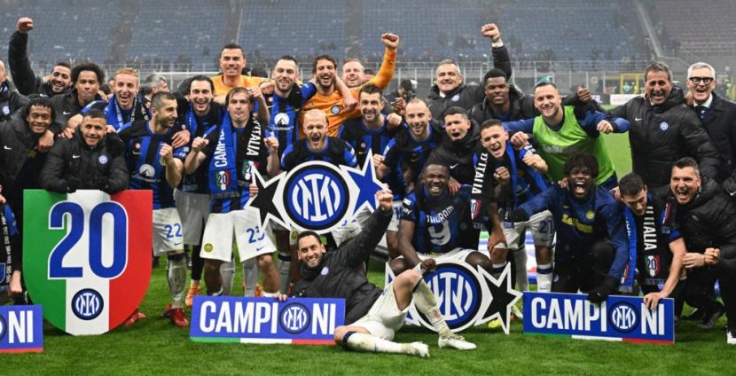 Para pemain Inter Milan merayakan gelar juara Serie A Liga Italia musim 2023/2024 setelah mengalahkan AC Milan pada laga Derby della Madonnina di Stadion San Siro, Milan, Selasa (23/4/2024) dini hari WIB. 