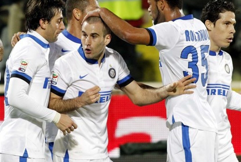 Para pemain Inter Milan merayakan gol.