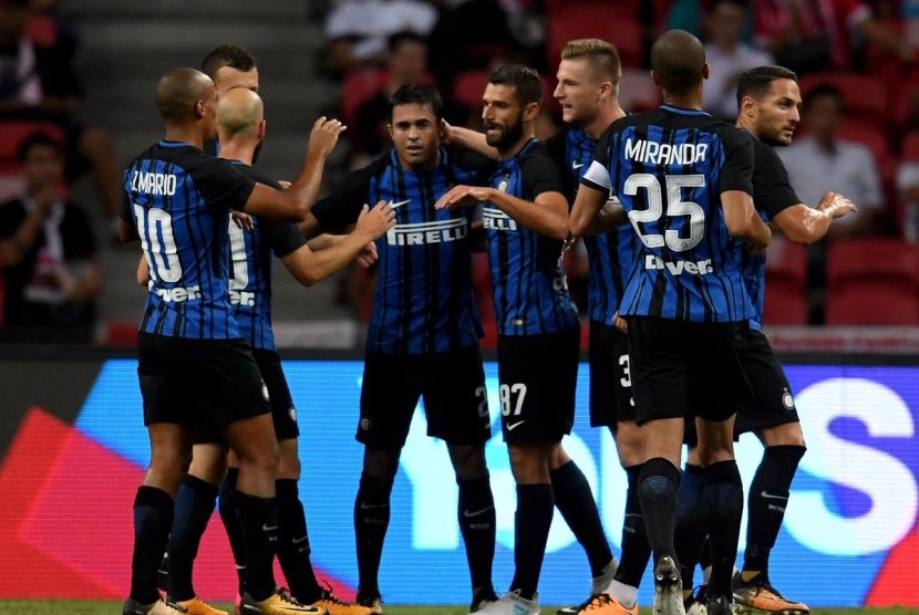 Para pemain Inter Milan merayakan gol Eder (tengah) pada laga International Championship Cup 2017 di Stadion Nasional Singapura, Kamis (27/7).
