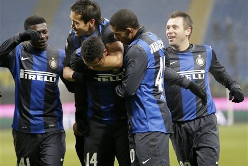 Para pemain Inter Milan merayakan gol ke gawang Verona di perempat final Coppa Italia.