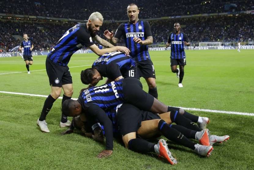 Para pemain Inter Milan merayakan gol kemenangan atas Fiorentina yang dicetak Danilo D'Ambrosio.