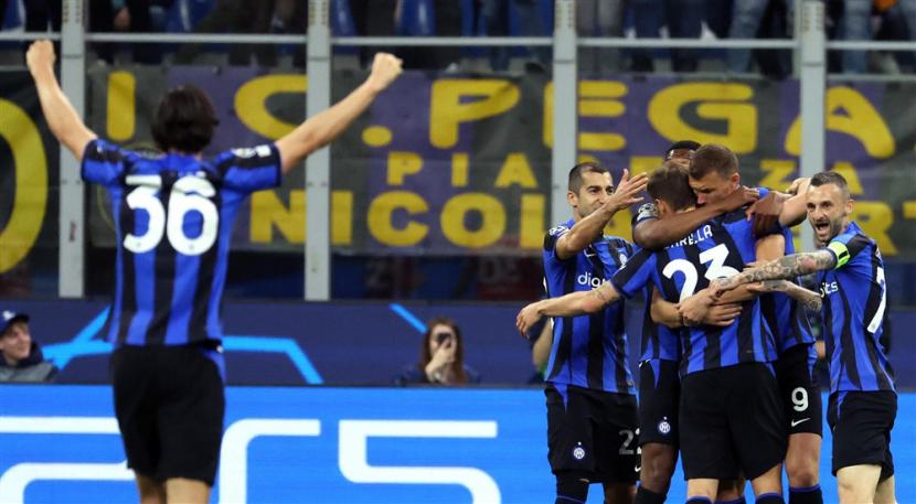 Para pemain Inter Milan merayakan gol Nicollo Barella ke gawang Benfica di Liga Champions.