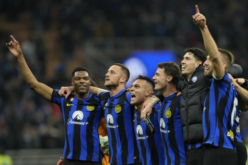 Para pemain Inter Milan merayakan keberhasilan mengalahkan Juventus 1-0 dalam lanjutan Liga Italia Serie A di Giuseppe Meazza, Milan, Senin (5/2/2024) dini hari WIB.
