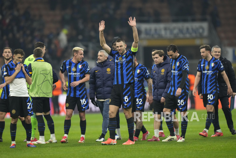 Para pemain Inter Milan merayakan kelolosan langsung ke babak 16 besar Liga Champions tanpa harus melalui playoff.