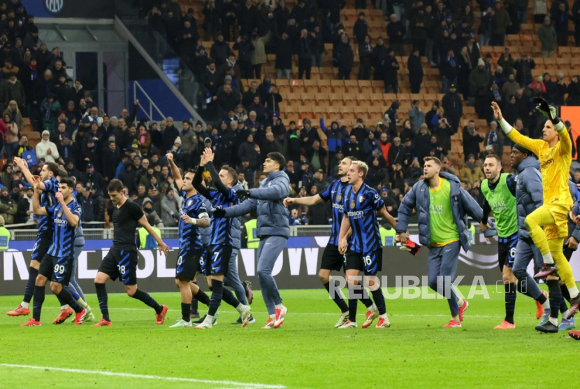 Para pemain Inter Milan merayakan kemenangan 2-1 atas Fiorentina dalam lanjutan Serie A Liga Italia di Giuseppe Meazza, Milan, Selasa (11/2/2025) dini hari WIB.