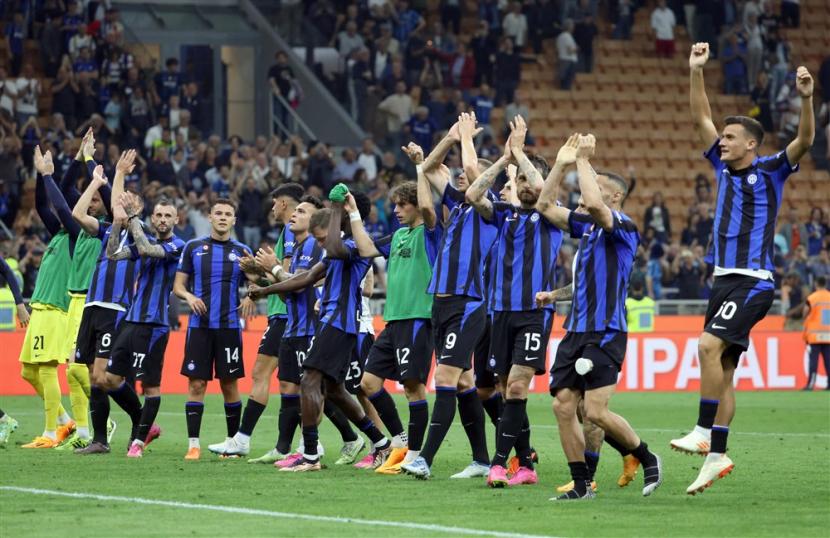 Para pemain Inter Milan merayakan kemenangan atas Atalanta dengan skor 3-2 dalam laga Serie A Liga Italia  di Stadion Giuseppe Meazza, Ahad (28/5/2023) dini hari WIB.