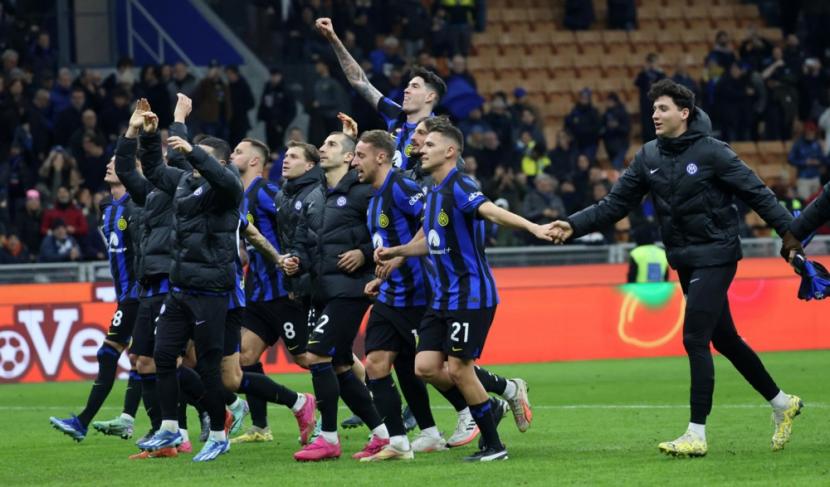 Para pemain Inter Milan merayakan kemenangan atas Lecce dalam lanjutan Serie A Liga Italia.
