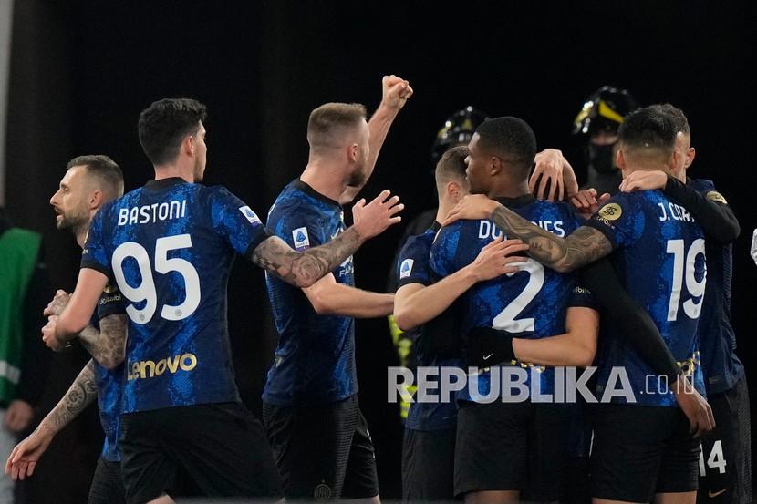  Para pemain Inter Milan merayakan setelah rekan setimnya Hakan Calhanoglu mencetak gol pertama timnya dalam pertandingan sepak bola Serie A.