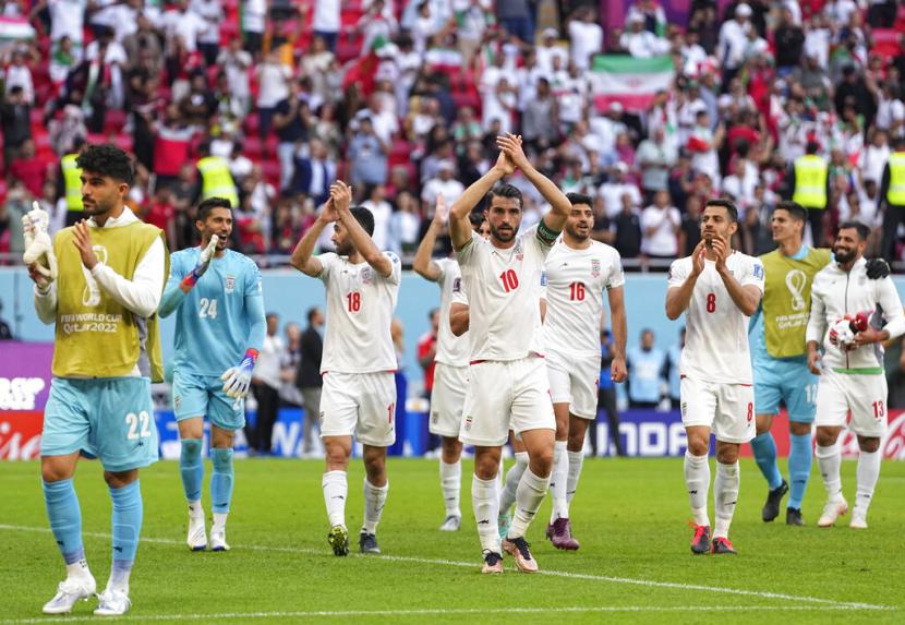 Para pemain Iran melakukan selebrasi usai pertandingan sepak bola Grup B Piala Dunia antara Wales dan Iran, di Stadion Ahmad Bin Ali di Al Rayyan, Qatar, Jumat, 25 November 2022. 