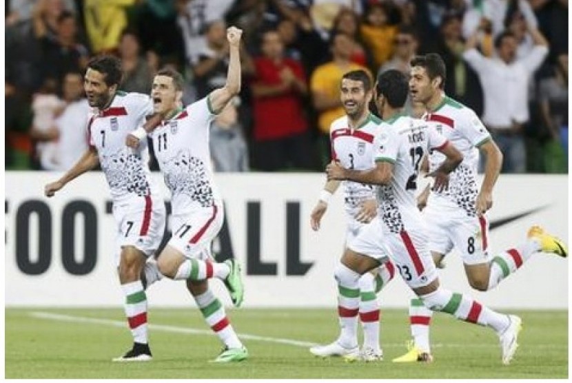 Para pemain Iran merayakan gol ke gawang Bahrain dalam laga Piala Asia 2015 di Melbourne, Ahad (11/1).