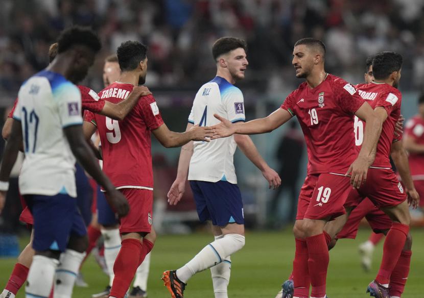  Para pemain Iran merayakan setelah pemain Iran Mehdi Taremi mencetak gol pembuka timnya selama pertandingan sepak bola grup B Piala Dunia antara Inggris dan Iran di Stadion Internasional Khalifa di Doha, Qatar, Senin, 21 November 2022. 