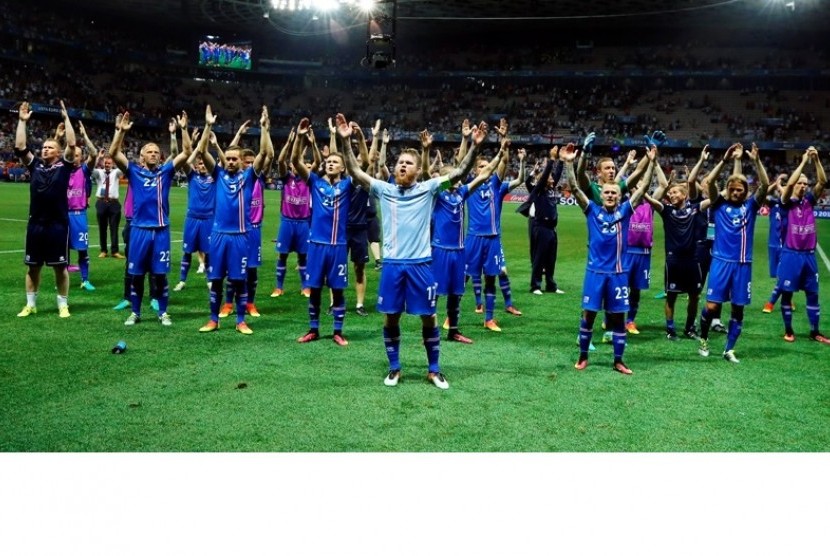 Para pemain Islandia memberikan hormat kepada suporter mereka seusai memastikan lolos ke perempat final Piala Eropa 2016.