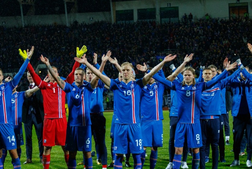 Para pemain Islandia merayakan keberhasilan lolos ke Piala Dunia 2018 di Rusia setelah mengalahkan Kosovo di Reykjavik, Islandia, Senin (9/10) waktu setempat. 