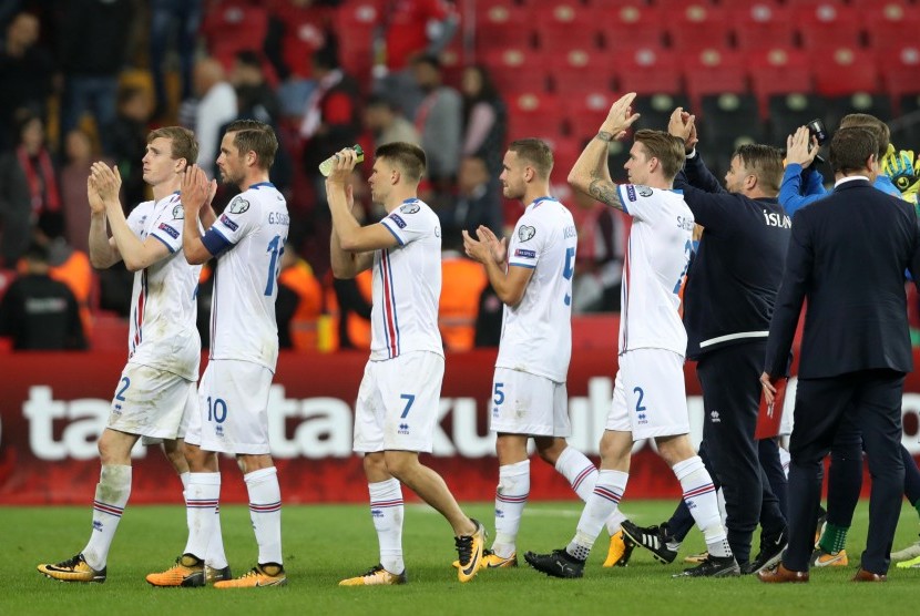 Para pemain Islandia merayakan kemenangan 3-0 atas Turki pada Grup I Kualifikasi Piala Dunia 2018 di Eskisehir, Turki, Sabtu (7/10) dini hari WIB. 