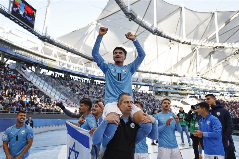 Para pemain Israel merayakan finis di posisi tiga Piala Dunia U-20.